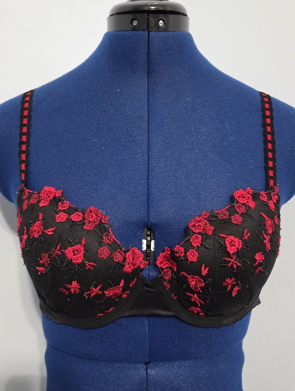 Black and Red Floral Lace Bra Size S